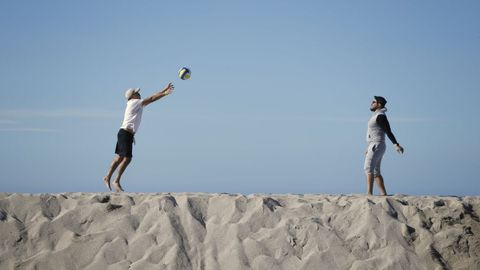 Hay quien aprovech el da soleado para practicar deporte en la duna de Riazor
