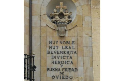 T�tulos de la ciudad ovetense en la fachada del Ayuntamiento 