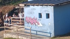 El mural de Rosal�a de Castro de la playa de A Frouxeira, en Valdovi�o, v�ctima de un acto vand�lico.
