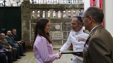 La alumna valdeorresa Clara Rodríguez recogiendo su premio como ganadora del concurso literario