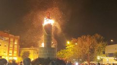 El faro que ardi� como una falla por San Xo�n en Mar�n