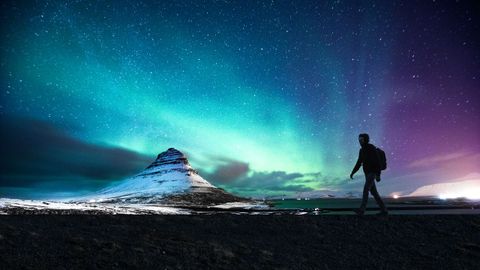 Aurora Boreal en Islandia sobre el Monte Kirkjufell.