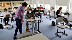 Alumnos de segundo de bachillerato del Colegio Miralba de Vigo asistiendo a clase el pasado mes de junio