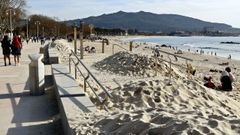 La arena reclam� su espacio sobre el paseo mar�timo este invierno en Samil