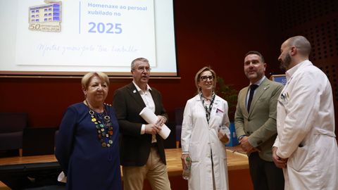 La gerente del �rea y el director xeral, junto a otros responsables, en el acto de ayer.