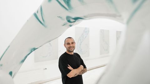 Devane, retratado este m�rcores cunha das obras expostas no centro cultural Marcos Valc�rcel.