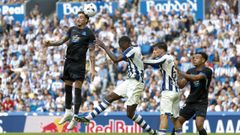 Josema Gim�nez remata un bal�n en el encuentro del D�por ante la Real Sociedad.