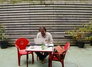 El portavoz de Marea, Rubn Prez, trabaja en la cafetera del Concello a la espera de local. 