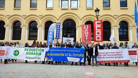 Movilizaci�n de la Junta de Personal Docente de centros no universitarios en Asturias frente a la sede del Gobierno regional