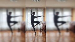 Samuel, durante un ensayo en el sal�n de su casa en Lugo