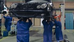 Varios operarios trabajando en un taller mec�nico de Ourense.