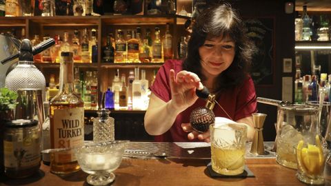 Pili Fernández, del Atlántico, es toda una institución en el mundo de la coctelería compostelana.
