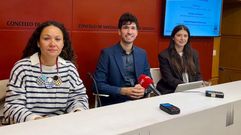 El concejal Iago Lesteg�s (BNG) con Ana Pardo Fern�ndez (a la izquierda de la imagen), responsable territorial de Provivienda en Galicia, y la abogada Cristina Serantes Escobar (derecha).
