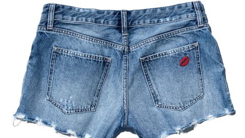 Cindy Crawford x Zara. Set de body y shorts. Inspirado en uno de sus looks más icónicos de los 90, este set incluye un body burdeos entallado con escote redondo y unos shorts denim de lavado medio.