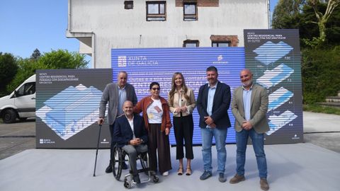 De izquierda a derecha: Ram�n Sestayo y Anxo Queiruga de Cogami; Fina Lest�n de Adisbismur; la conselleira de Pol�tica Social, Fabiola Garc�a; el alcalde de Outes, Francisco Calo y Luis Cayo, presidente del Cermi