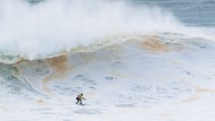 La playa de Nazar es un paraso para los surfistas que acuden atrados por sus olas gigantes