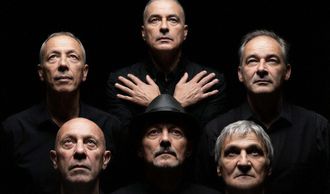 Imagen promocional del concierto por el 40 aniversario con Alberto Comesa�a, con las manos cruzadas bajo la cara