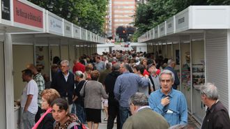 P�blico en la Feria del Libro de Gij�n, en Bego�a