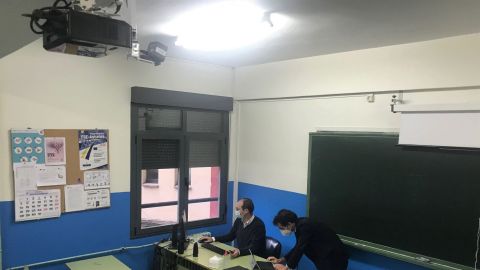 El director general de Ense�anzas Profesionales, Javier Cueli, (sentado) y el director general de Seguridad y Estrategia Digital, Javier Fern�ndez, en un aula digital del IES Do�a Jimena 