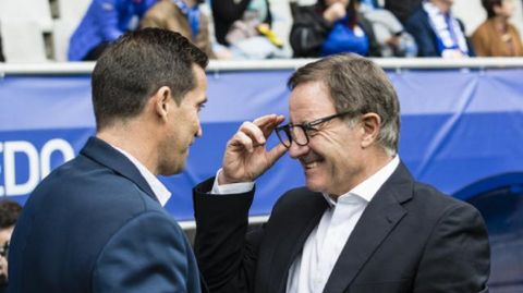 Anquela Tartiere Horizontal.Anquela saluda a Merino antes del comienzo del partido