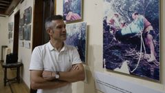 Rafel Cid observa una de las fotograf�as de la exposici�n, en el Liceo de Ourense.