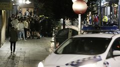 Una patrulla de la Polic�a Local vigila a los grupos de j�venes que en la medianoche de este mi�rcoles al jueves empezaban a concentrarse en la calle Alfredo Bra�as