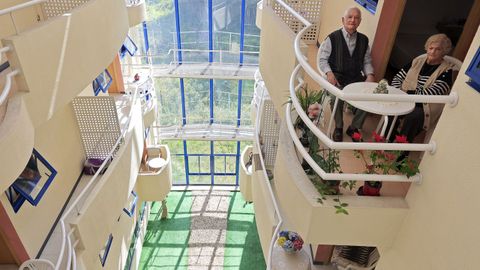 Antonio Su�rez y su esposa, Manola Barreiro, en el balc�n de sus habitaciones, que comparten.