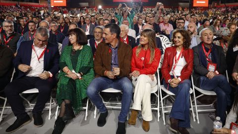 Pedro Snchez y su esposa junto a Santos Cerdn, Mara Jess Montero, Cristina Narbona y Pepe lvarez