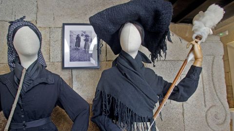 Estas dúas mulleres, fotografadas en Villabol de Suarna (A Fonsagrada), andan o camiño cunha vestimenta de decotío. A muller da esquerda destaca por vestir unha chaqueta ou xibón de pano (casaca) e na man leva unha vara. A da dereita leva un manto na cabeza, para un uso posterior ou para non estragalo, deixando as mans libres para fiar cunha roca de la e un fuso mentres camiña.
