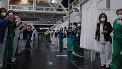 Aplauso por el Dia de la Enfermer�a en el  vacun�dromo  de Expocoru�a