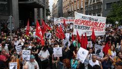 Centenares de acampados en la Puerta del Sol en demanda de medidas para hacer frente a la crisis de la vivienda se han concentrado a las inmediaciones del Congreso de los Diputados