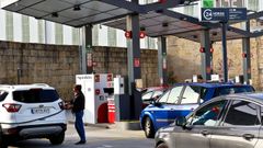 Imagen de comienzos de marzo de colas para repostar en una gasolinera de Vigo.