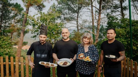 En la terraza con vistas al monasterio, el chef Roger, los gerentes Antonio y Mara Jos y el camarero Jos