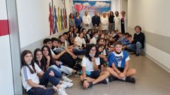 34.000 vigueses tienen tarjeta de donante.El Da Nacional del Donante de rganos se celebr ayer y el Hospital lvaro Cunqueiro organiz un acto con estudiantes del colegio Montesol, que hicieron una maqueta mural para promover la donacin y los trasplantes. Esa obra, nete a ns, doa, est expuesta en el rea de pediatra del hospital. En el rea sanitaria de Vigo hay 33.954 personas que tienen la tarjeta de donantes de rganos, el 28 % de las de Galicia.