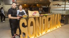 Alfonso y Beln Lema, el hijo y la esposa de Manuel Antelo, con algunos de sus productos estrella.