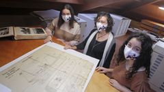 Saray, Ainhoa y Macarena, con el plano del primer buque construido por Astano a principios de los a�os 40, el Comandante Lobo, un pesquero de madera 