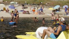 Turistas en la playa fluvial de A Cova, en plena Ribeira Sacra
