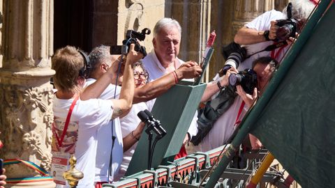Clint Jean Louis Fern�ndez y Araceli Sergio Aguilera colocan el cohete que da comienzo a las fiestas