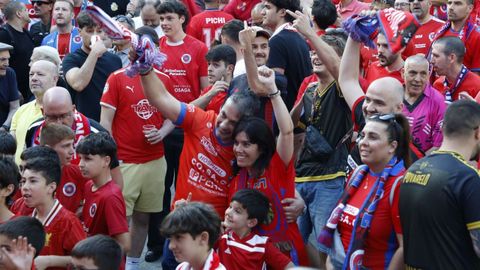 Aficionados de la UD Ourense, en la Plaza Mayor.