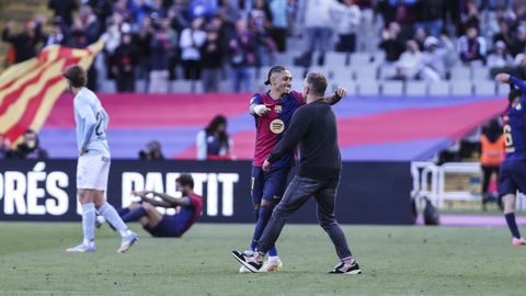 Flick y Raphinha abrazndose tras la victoria liguera frente al Celta el pasado 19 de abril.