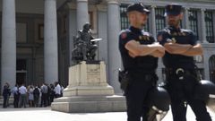Dos polic�as junto a la estatua de Vel�zquez del Museo del Prado patrullan en Madrid con motivo de la Cumbre de la OTAN.