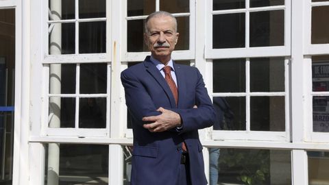 El embajador de Palestina en España, Husni Abdel Wahed, retratado delante de la Facultad de Humanidades de Ferrol