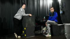 A actriz e dramaturga Iria Azevedo e o pianista e compositor Javier Otero Neira, posando xuntos sobre as t�boas do teatro Principal da Estrada, onde compartiron recentemente unha residencia art�stica.