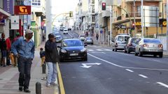 Foto de archivo de vecinos de Burela en la avenida Arcadio Pardi�as