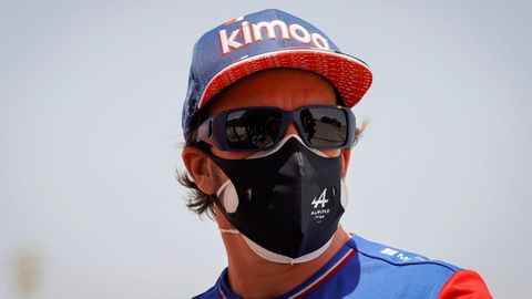 Fernando Alonso, a su llegada al circuito de Barh�in