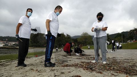 Amicos y Vegalsa impulsan una limpieza de playa para acabar con la basuraleza en Barraa