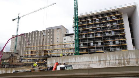  Imagen de las obras del edificio asistencial tomada el pasado mes de noviembre, cuando todava se estaba empezando a levantar la estructura del segundo bloque. En cinco meses ha sumado alturas y tambin se ha demolido la antigua central trmica, para poder iniciar la obra del tercer y ltimo bloque.
