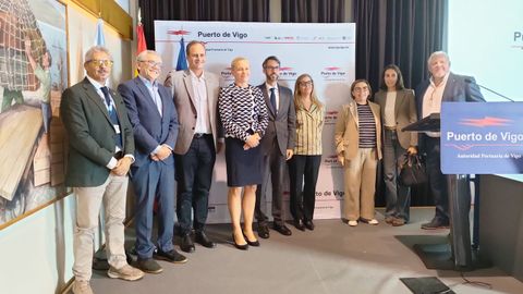 El presidente del Puerto de Vigo y la directora de la EFCA (tercero y cuarta por la izquierda), con dirigentes pesqueros y de industrias del mar, entre otros, en la presentaci�n del FishConTech, que se celebrar� este 21 de octubre..