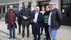 El diputado N�stor Rego estuvo acompa�ado en la estaci�n de tren por representantes del BNG en la comarca