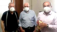 Jos� Veiga G�ndara recibi� la visita del alcalde de Rois, Ram�n Tojo, y el teniente de alcalde, Manuel dos Santos, quienes un a�o m�s obsequiaron al centenario con un detalle por su cumplea�os.